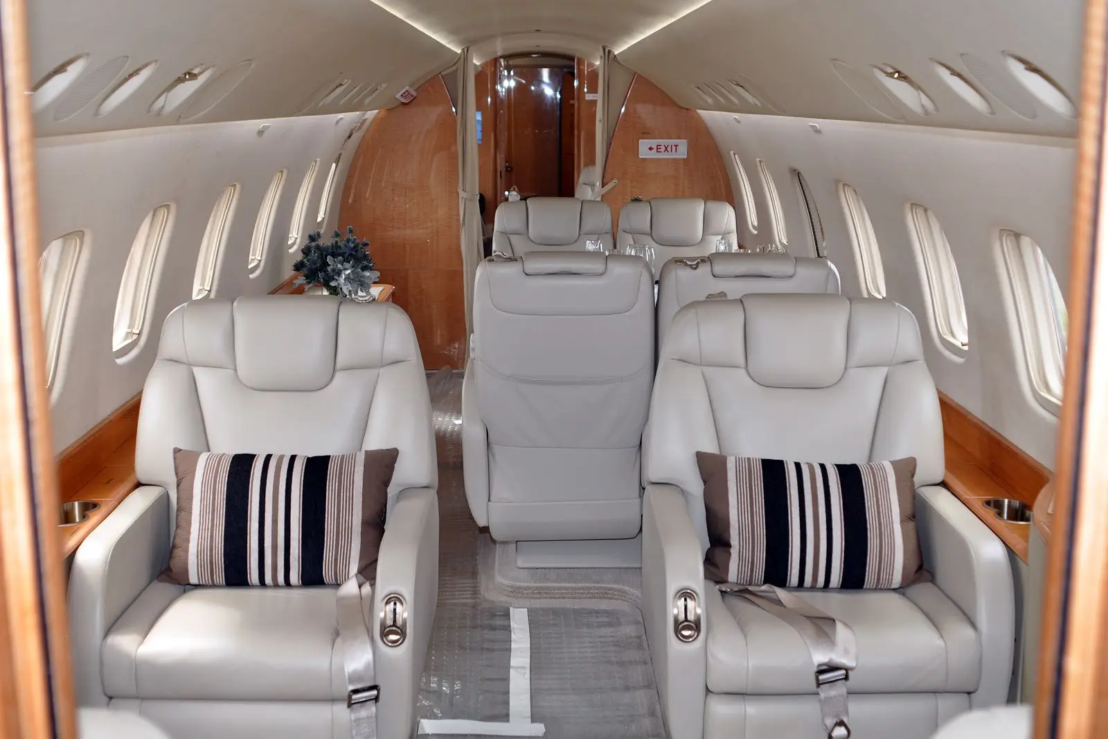 Interior de um avião Embraer EMB 135 Legacy similar ao que trouxe Taylor Swift de Ibiza para Beja