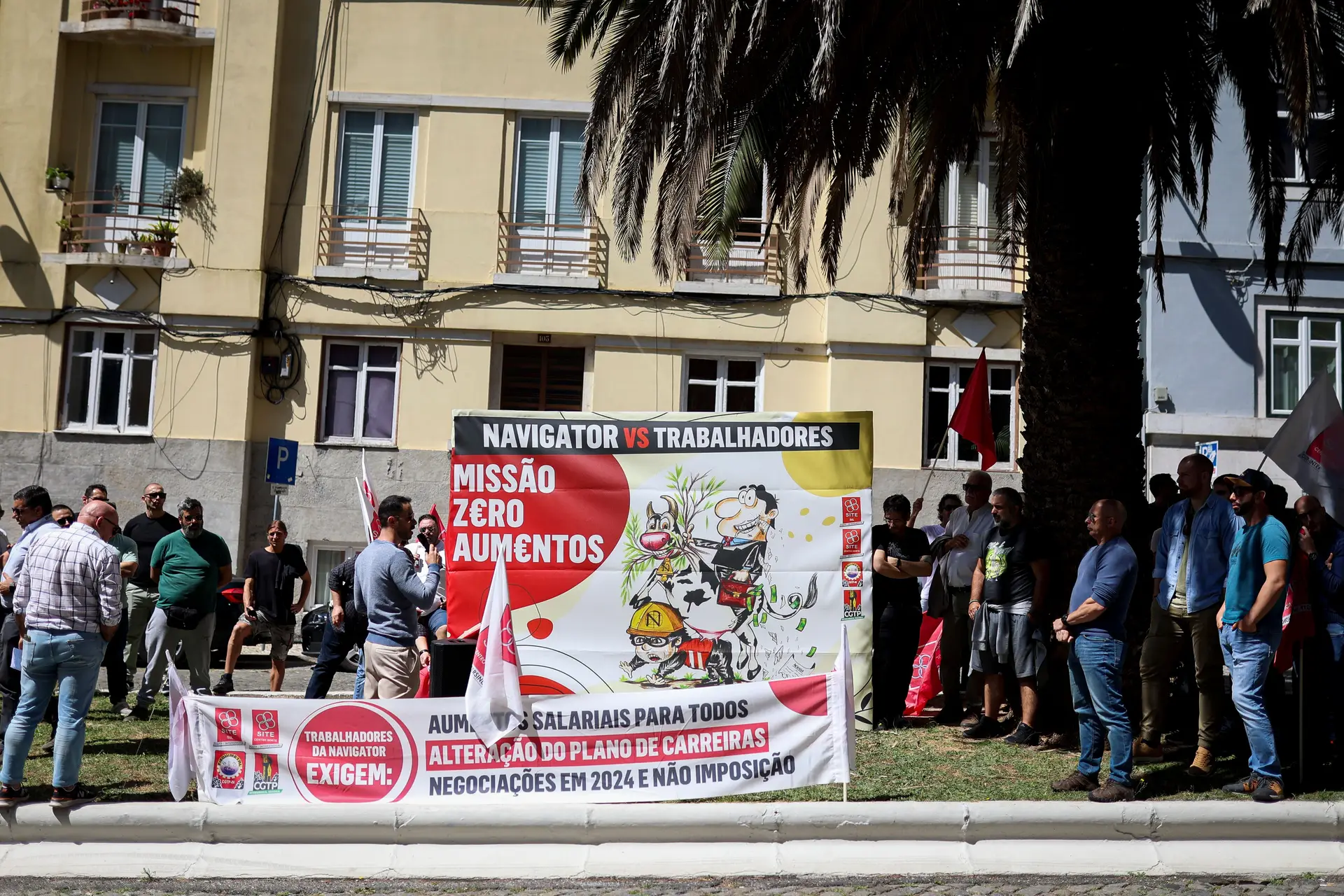 Trabalhadores do grupo Navigator participam na manifestação junto ao hotel Ritz, onde decorreu a assembleia-geral de acionistas da empresa, em Lisboa