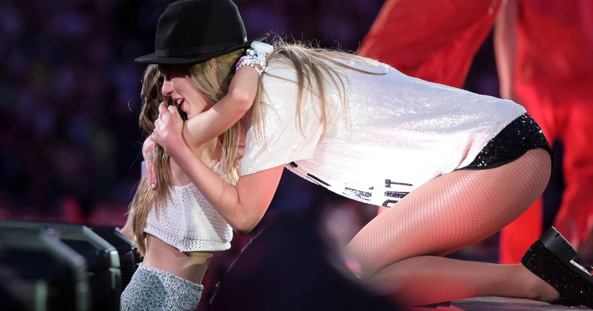 O abraço de Taylor Swift a uma jovem fã portuguesa durante o concerto no Estádio da Luz