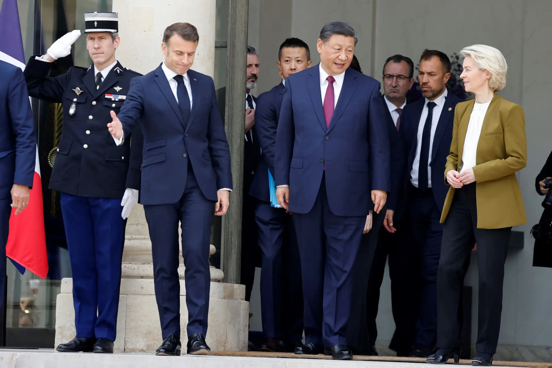 O Presidente chinês, Xi Jinping (ao centro da imagem) reuniu-se em maio de 2024 com o seu homólogo francês, Emmanuel Macron, e a presidente da Comissão Europeia, Ursula von der Leyen