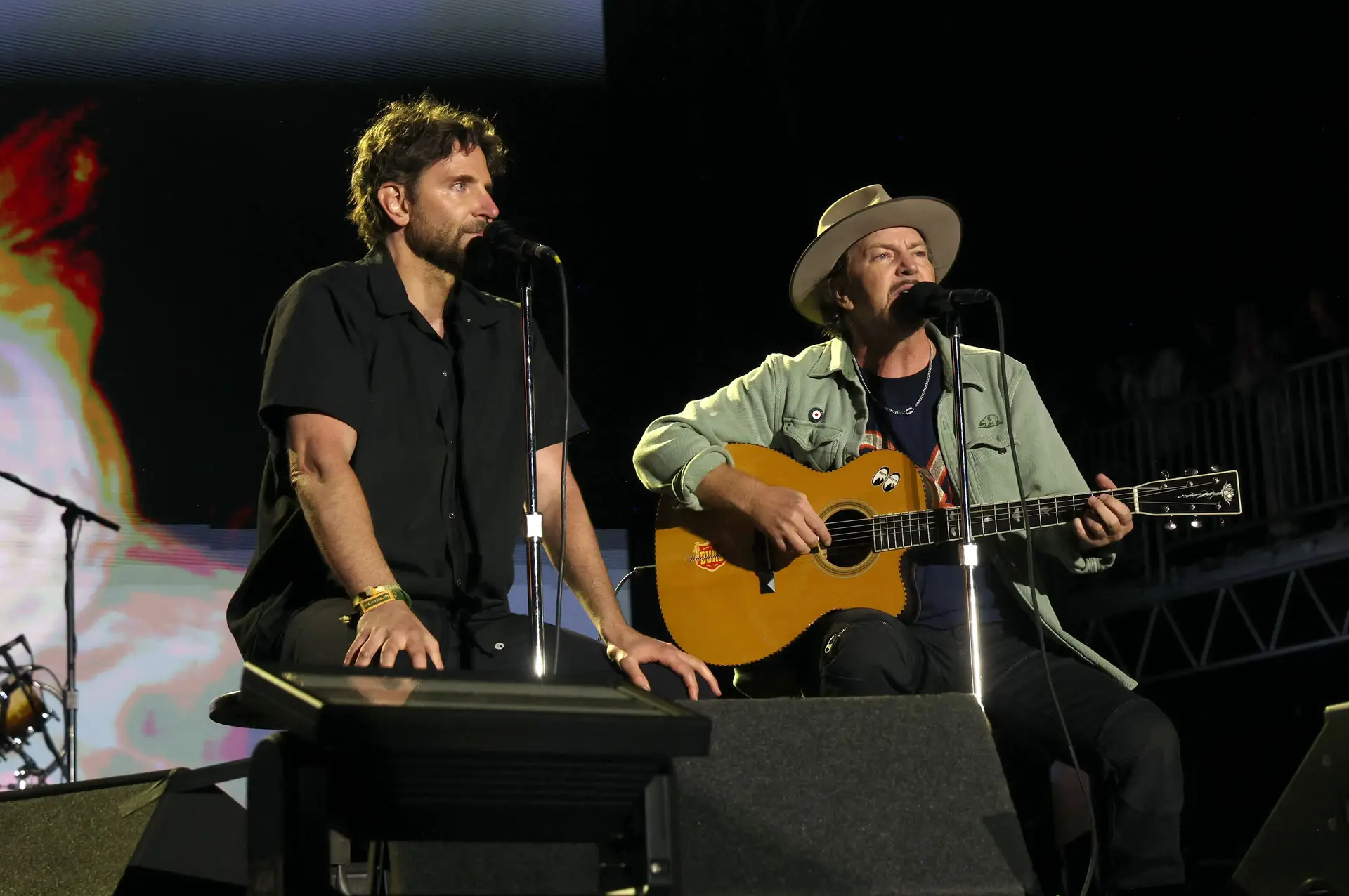 Bradley Cooper e Eddie Vedder, dos Pearl Jam