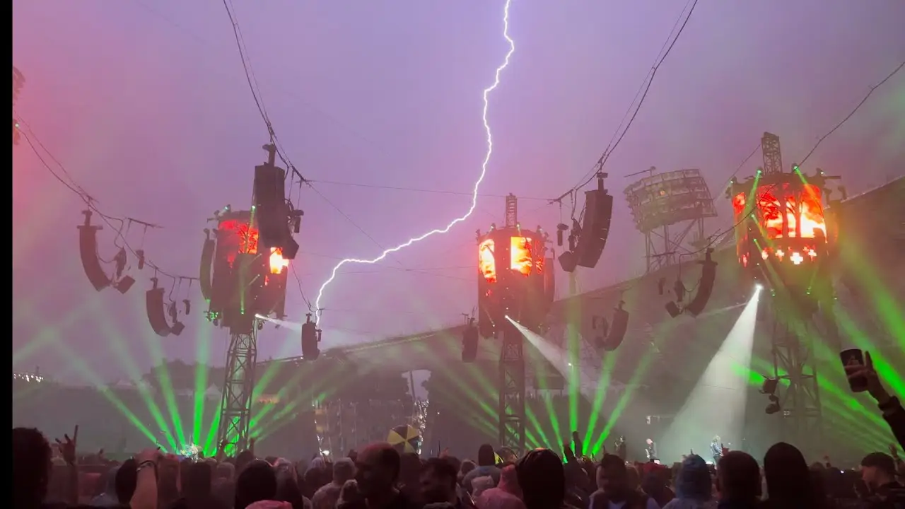 Relâmpago real torna mais impressionante o espetáculo visual dos Metallica na Alemanha