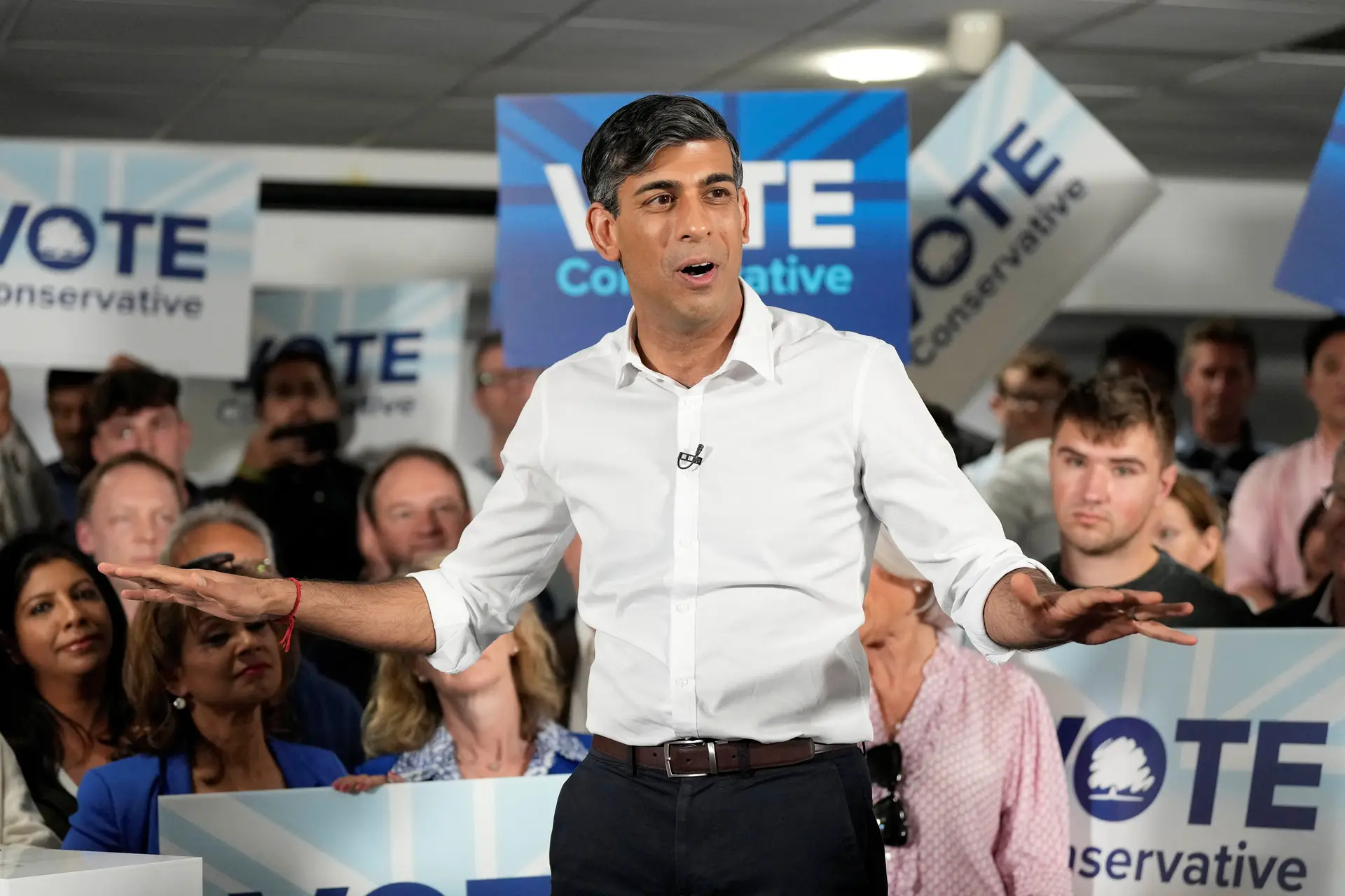 Primeiro-ministro Rishi Sunak numa ação de campanha no Reino Unido