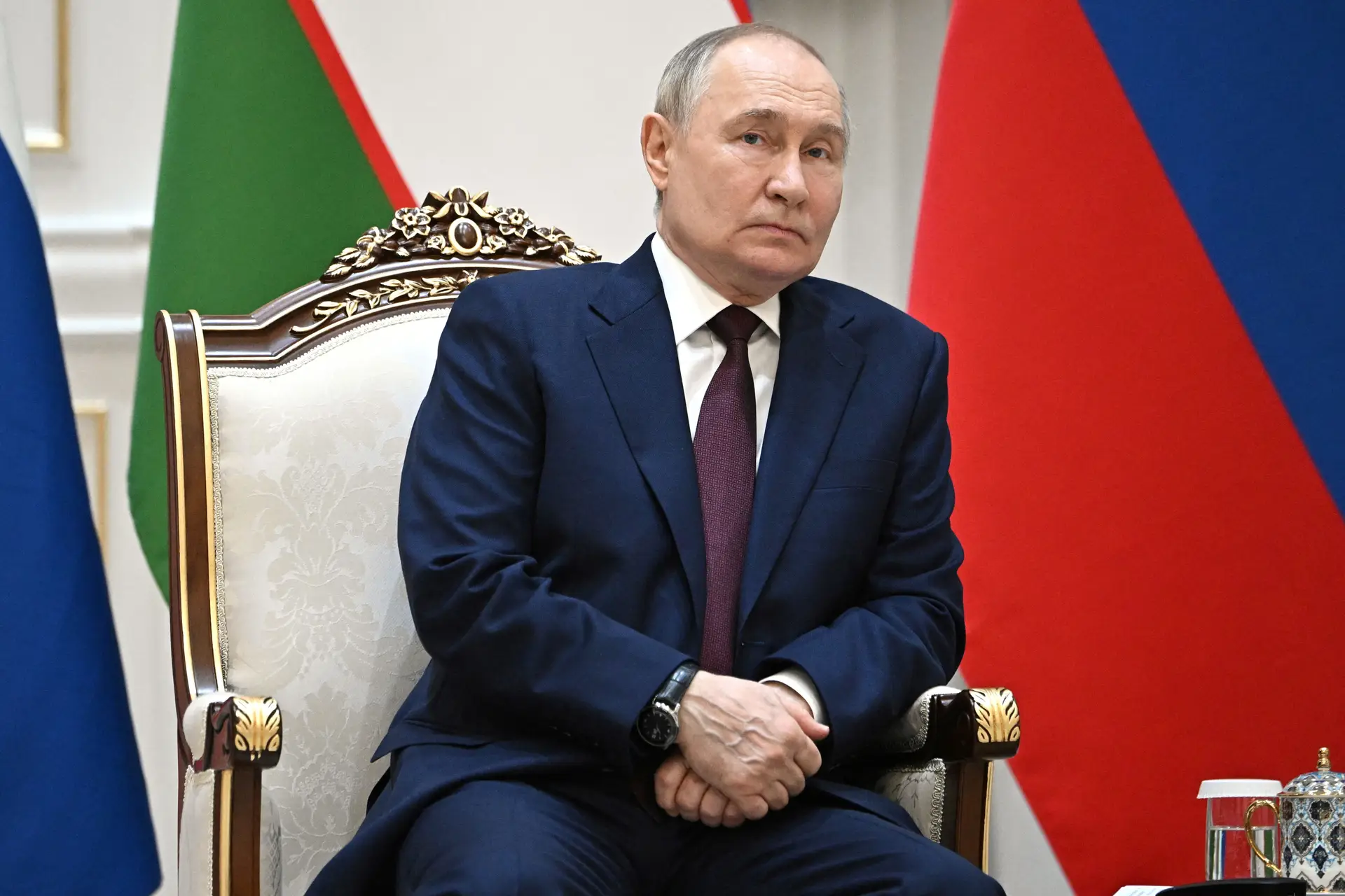 Putin alega que Zelensky já não é Presidente: considera que a Constituição ucraniana apenas prevê a extensão dos poderes do parlamento