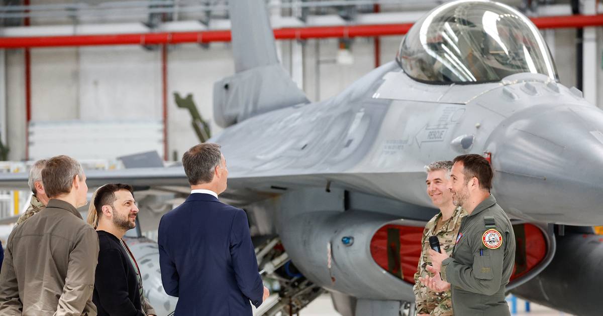 Zelensky congratula-se com chegada de primeiros F-16 à Ucrânia, mas sublinha que está “à espera de mais”