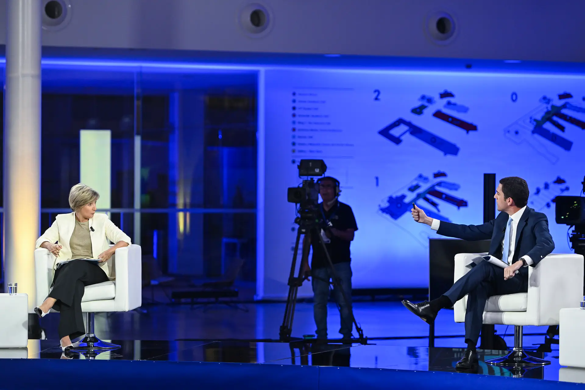 A guerra não é uma festa e o ódio não vencerá: relato de um debate a 8 em 5 capítulos