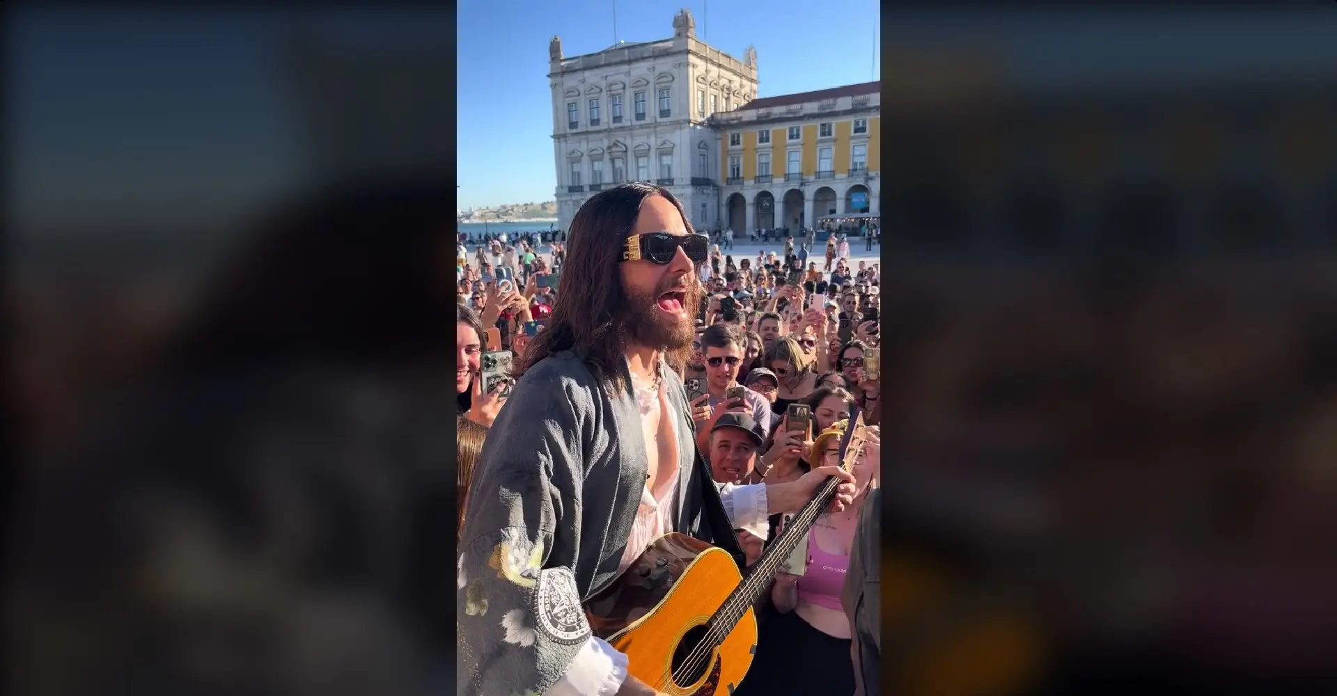 Jared Leto, dos Thirty Seconds to Mars, deu concerto-surpresa no Terreiro do Paço: veja os vídeos