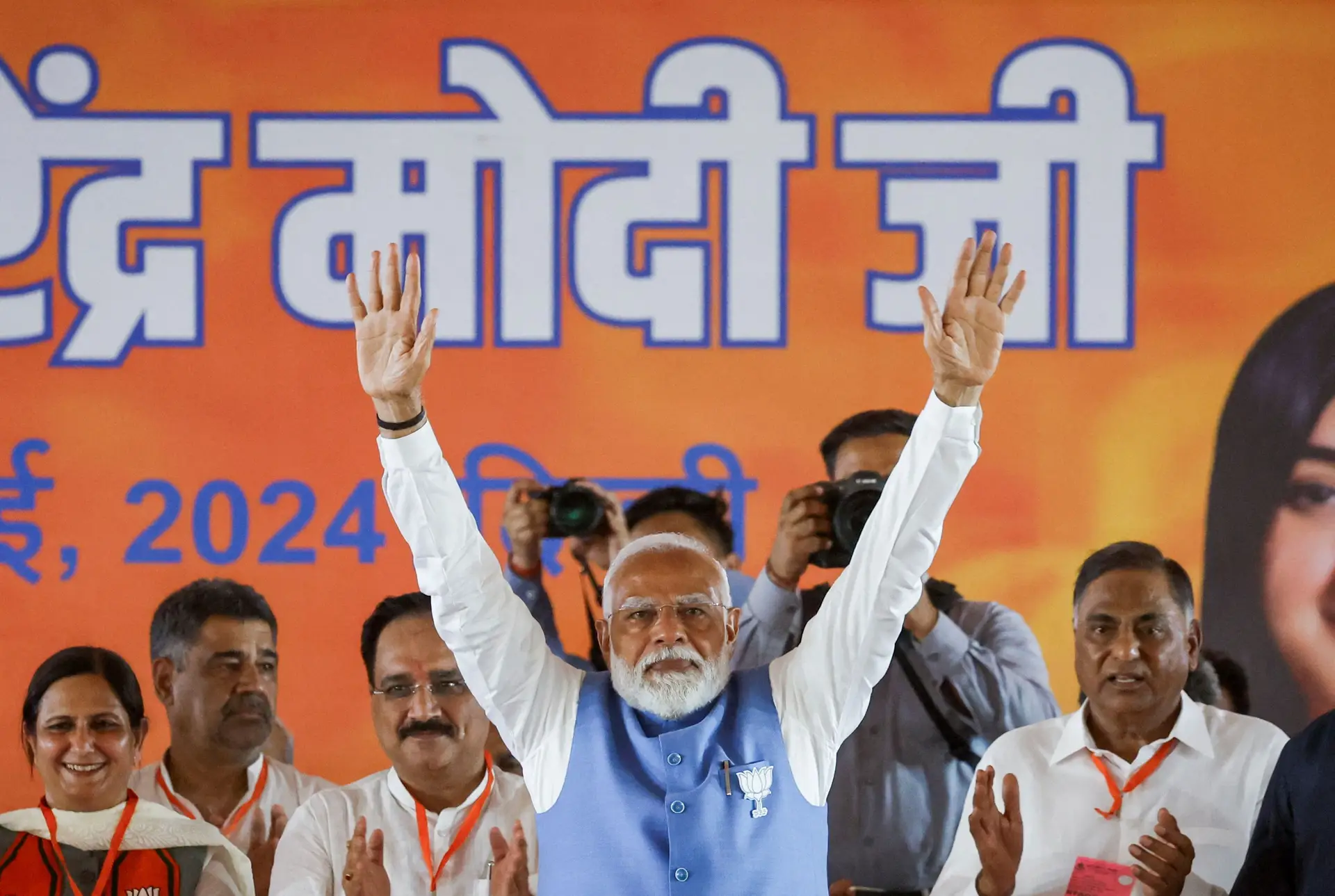 Primeiro-ministro Narendra Modi e o seu partido Bharatiya Janata (BJP) mantêm-se à frente da aliança da oposição
