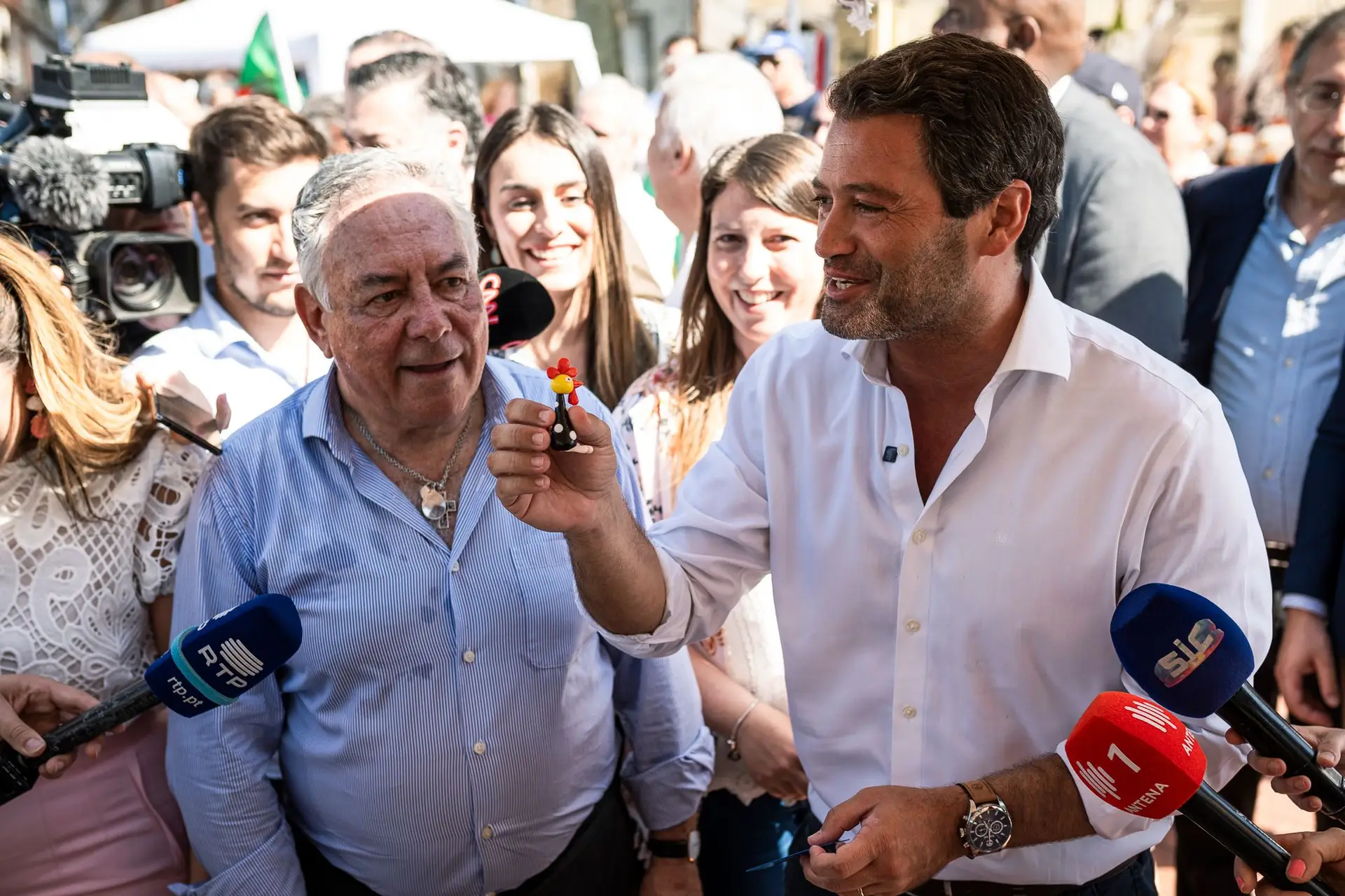 Ventura comprou um galo com uma crista, numa feira do Seixal, para oferecer a Cotrim de Figueiredo na noite eleitoral, depois de o liberal ter dito que queria "baixar a crista" aos "galifões" do Chega