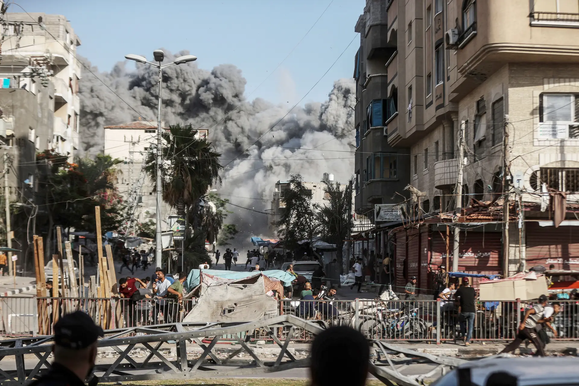 Fumo junto ao edifício Al-Magahazi após ataques israelitas em Gaza
