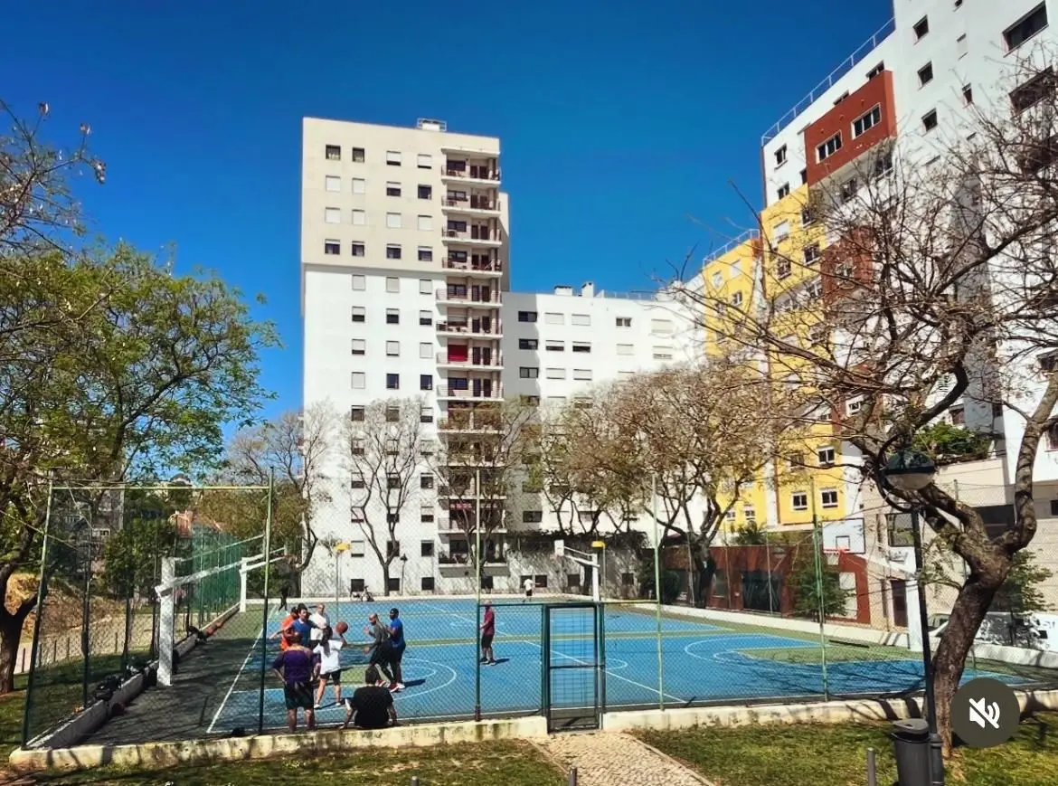 Junta de freguesia manda fechar campo de basquetebol após queixas de vizinhos, mas há um grupo de jogadores que não aceita a derrota