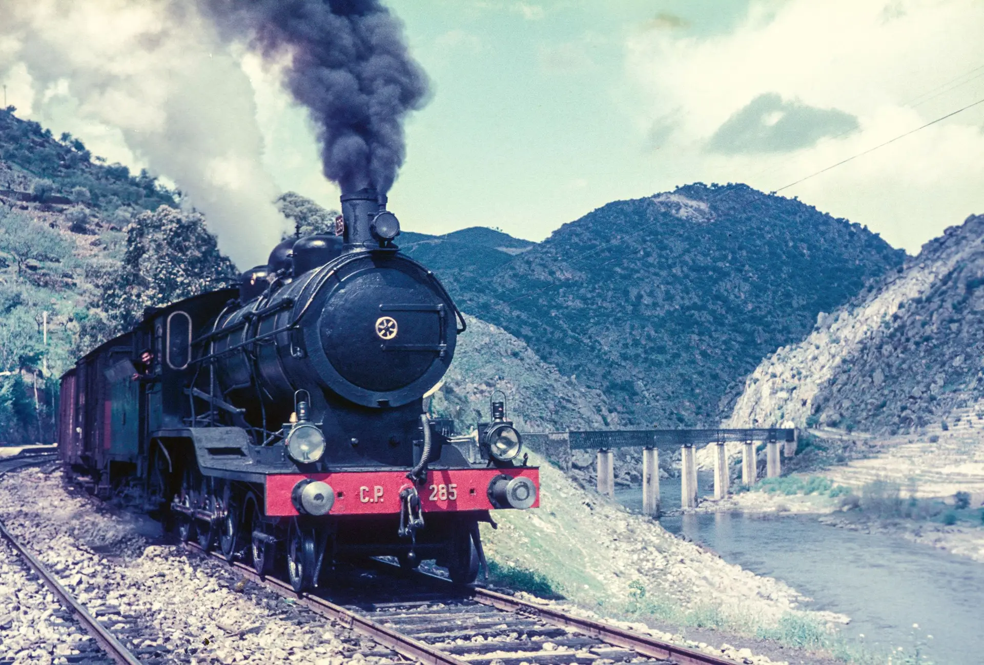 40 anos de marcha-atrás nos comboios: razões e episódios do atraso da ferrovia portuguesa