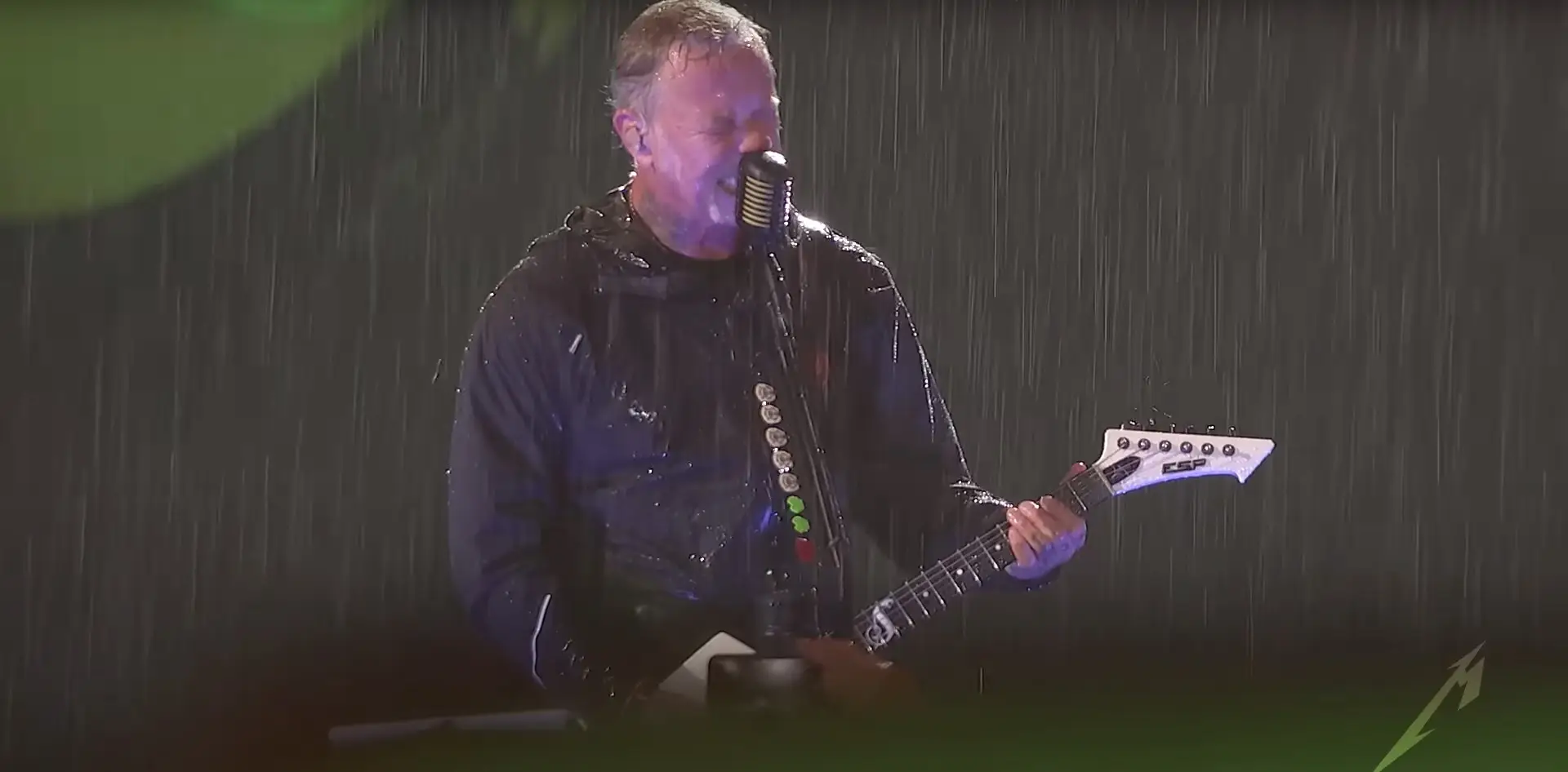 O vídeo profissional dos Metallica a tocarem 'Master of Puppets' no meio de uma tempestade