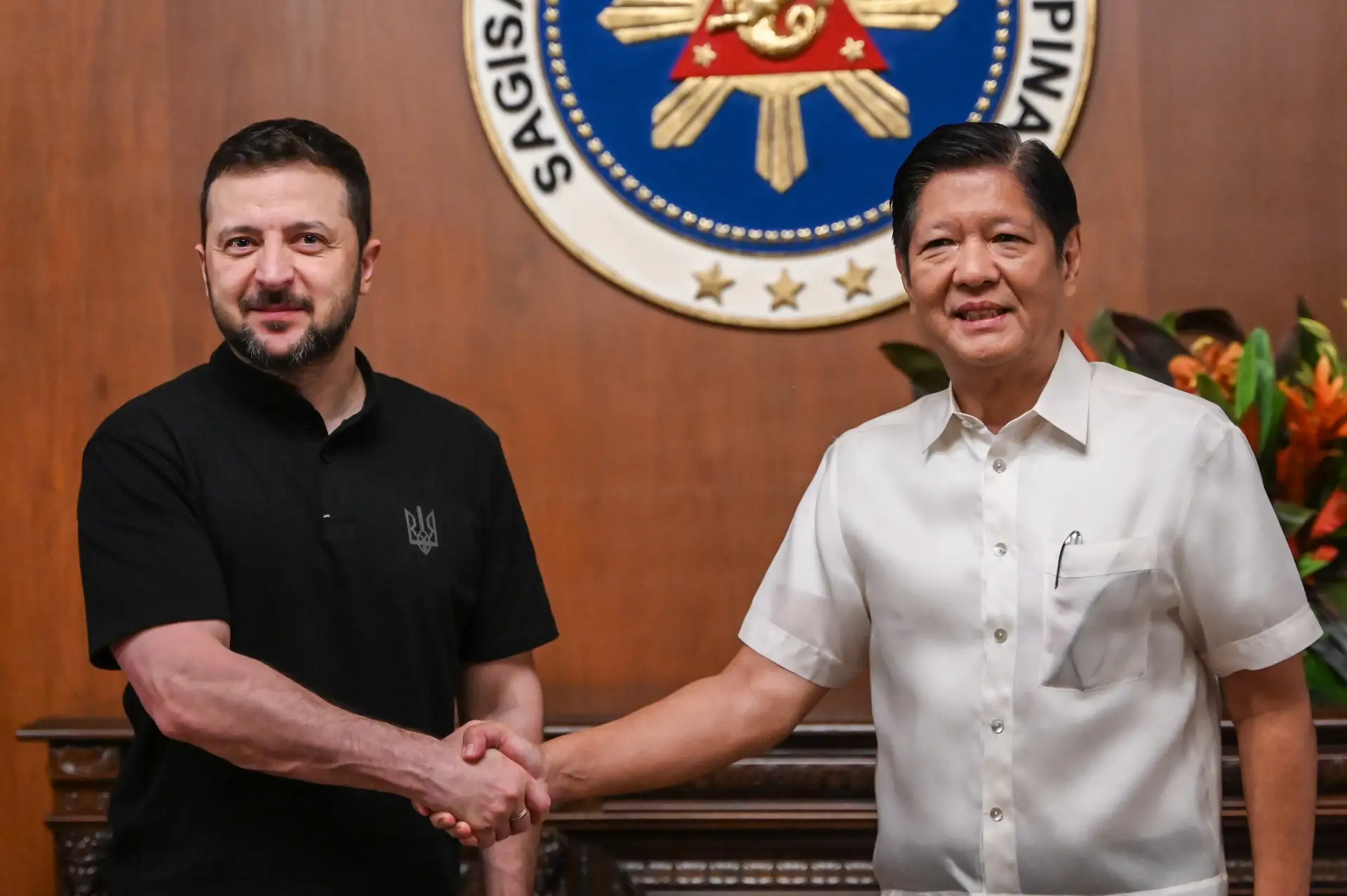 Volodymyr Zelensky com o Presidente das Filipinas, Ferdinand Marcos Jr.