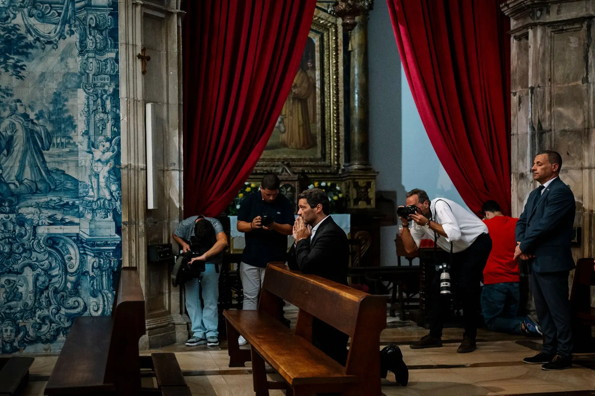 A meio de uma arruada em Coimbra, André Ventura entrou no Mosteiro de Santa Cruz para ser filmado a rezar