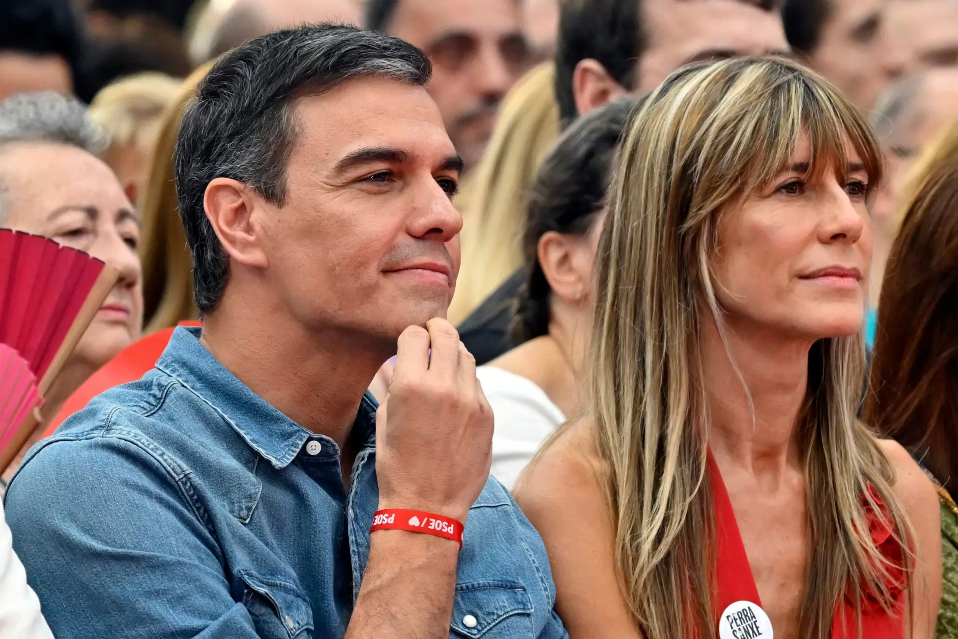 O primeiro-ministro espanhol, Pedro Sánchez, e a sua mulher, Begoña Gómez, num ato de campanha 
