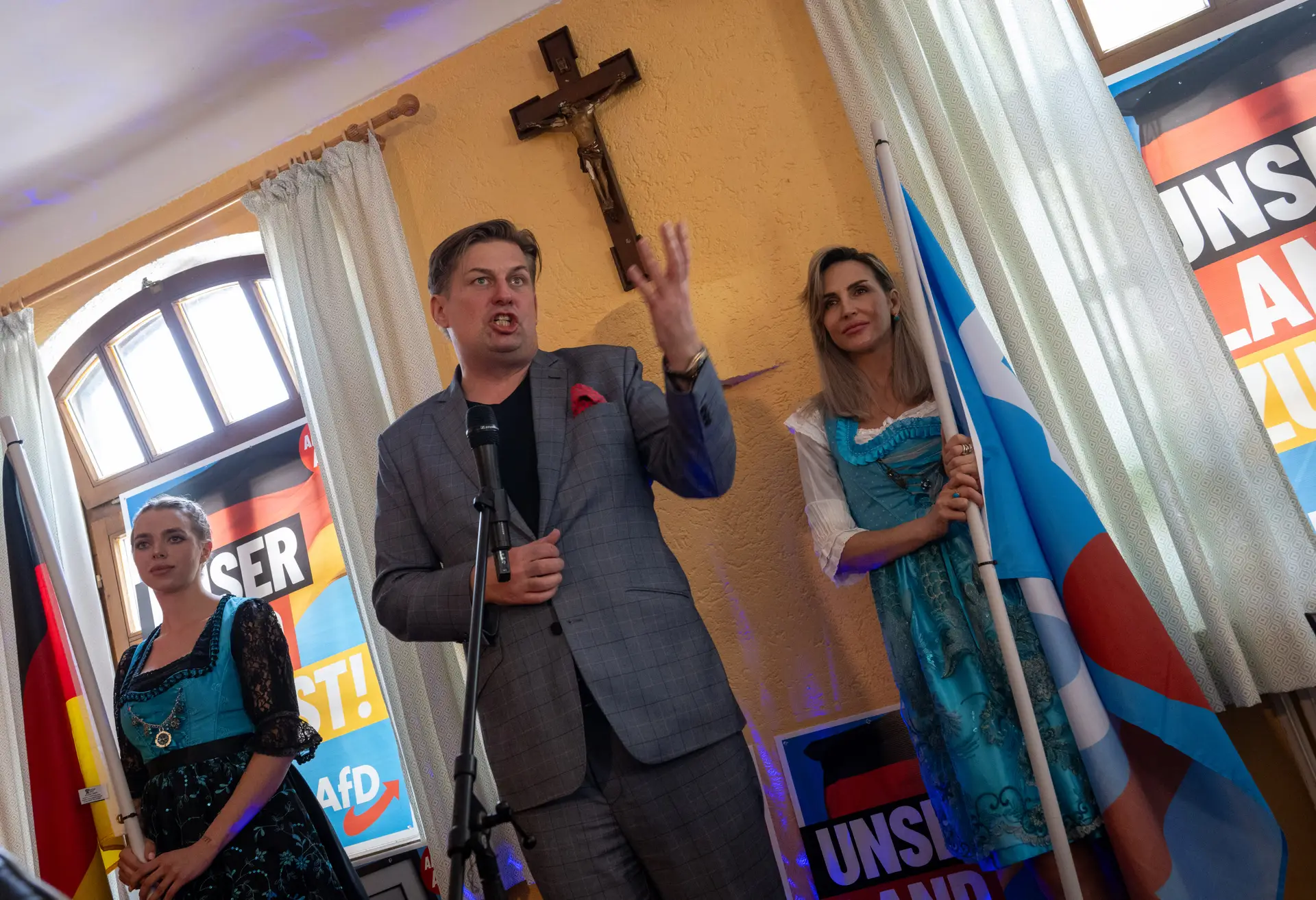 Maximilian Krah, cabeça de lista às europeias pela AfD, durante um evento de campanha
