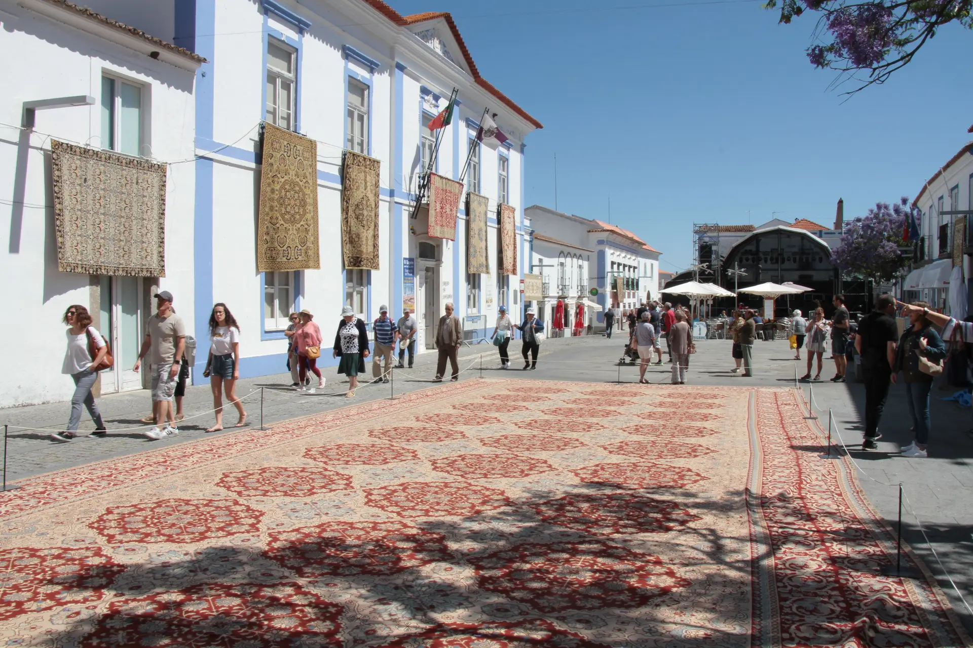 À descoberta de Arraiolos, entre casario caiado, tapetes na rua e migas à mesa