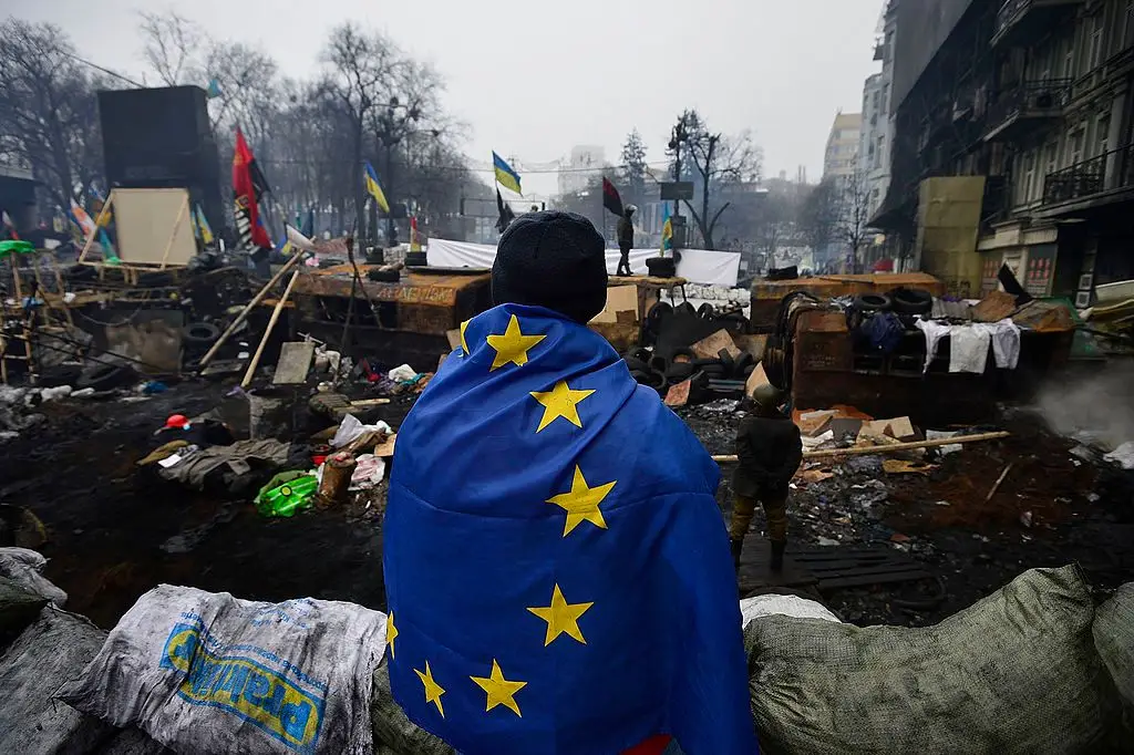 Ucraniano envolto numa bandeira da União Europeia, durante as históricas manifestações Euromaidan