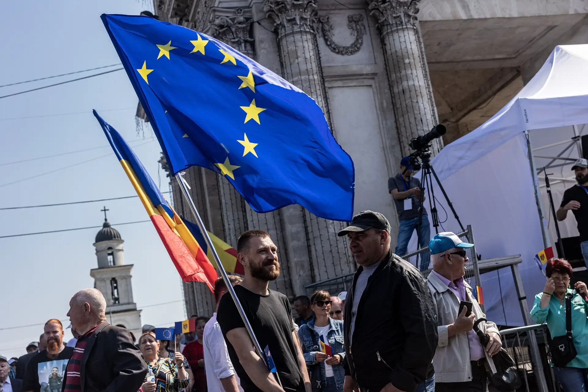 Bandeira da União Europeia desfraldada numa manifestação em Chisinau, capital da Moldova, um dos nove países candidatos à adesão
