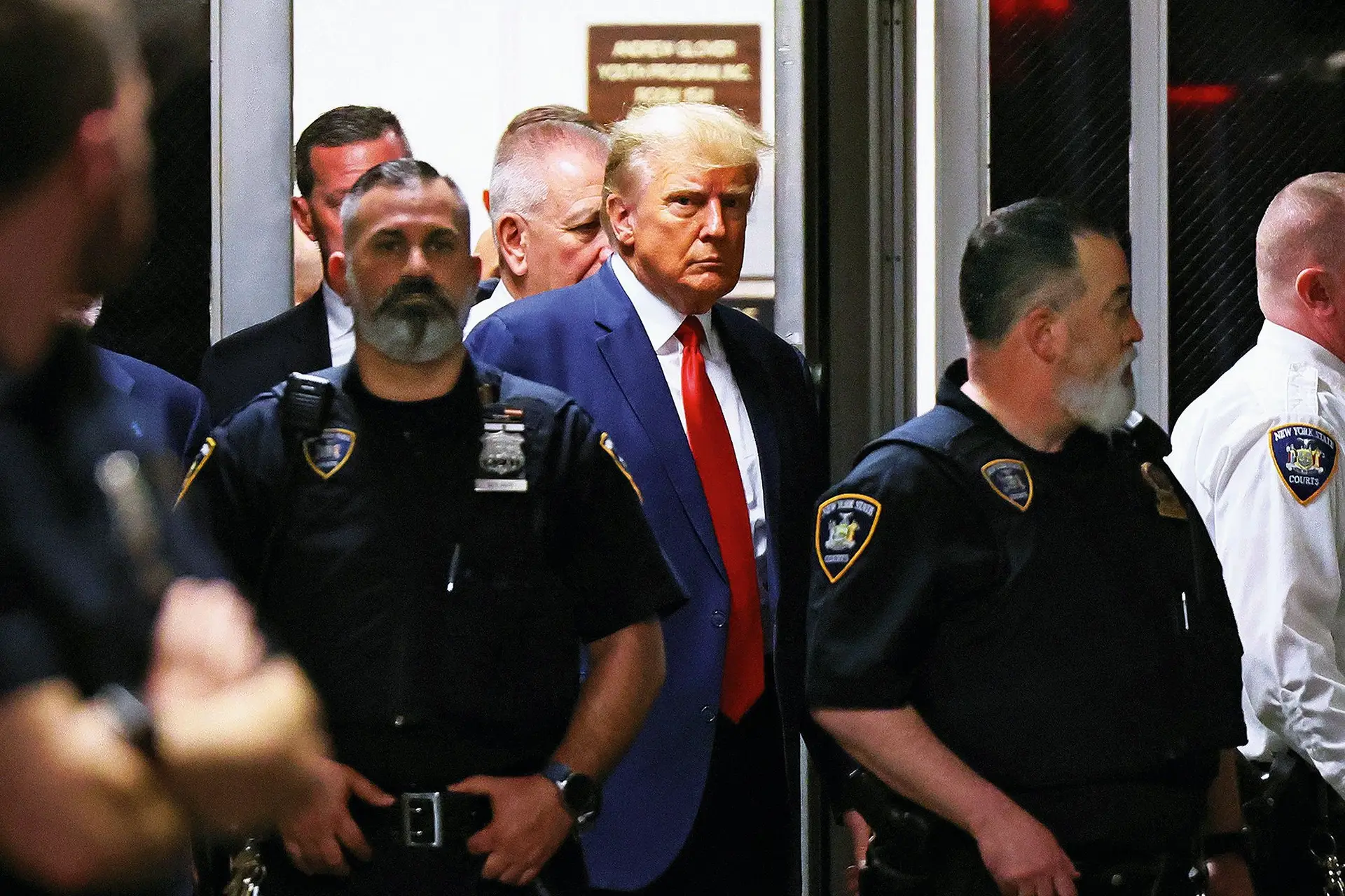 Trump ouviu a sentença condenatória num tribunal de Nova Iorque, cuja credibilidade questionou