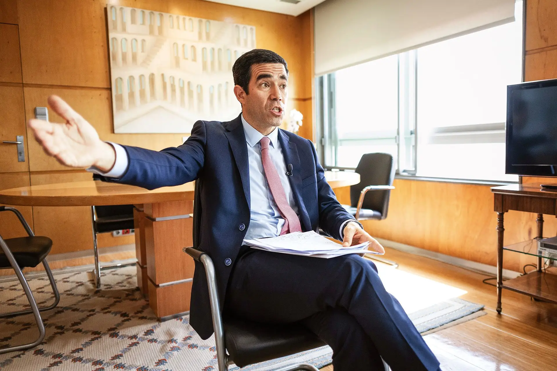 O ministro da Presidência no seu gabinete, onde foi entrevistado pelo Expresso na quarta-feira