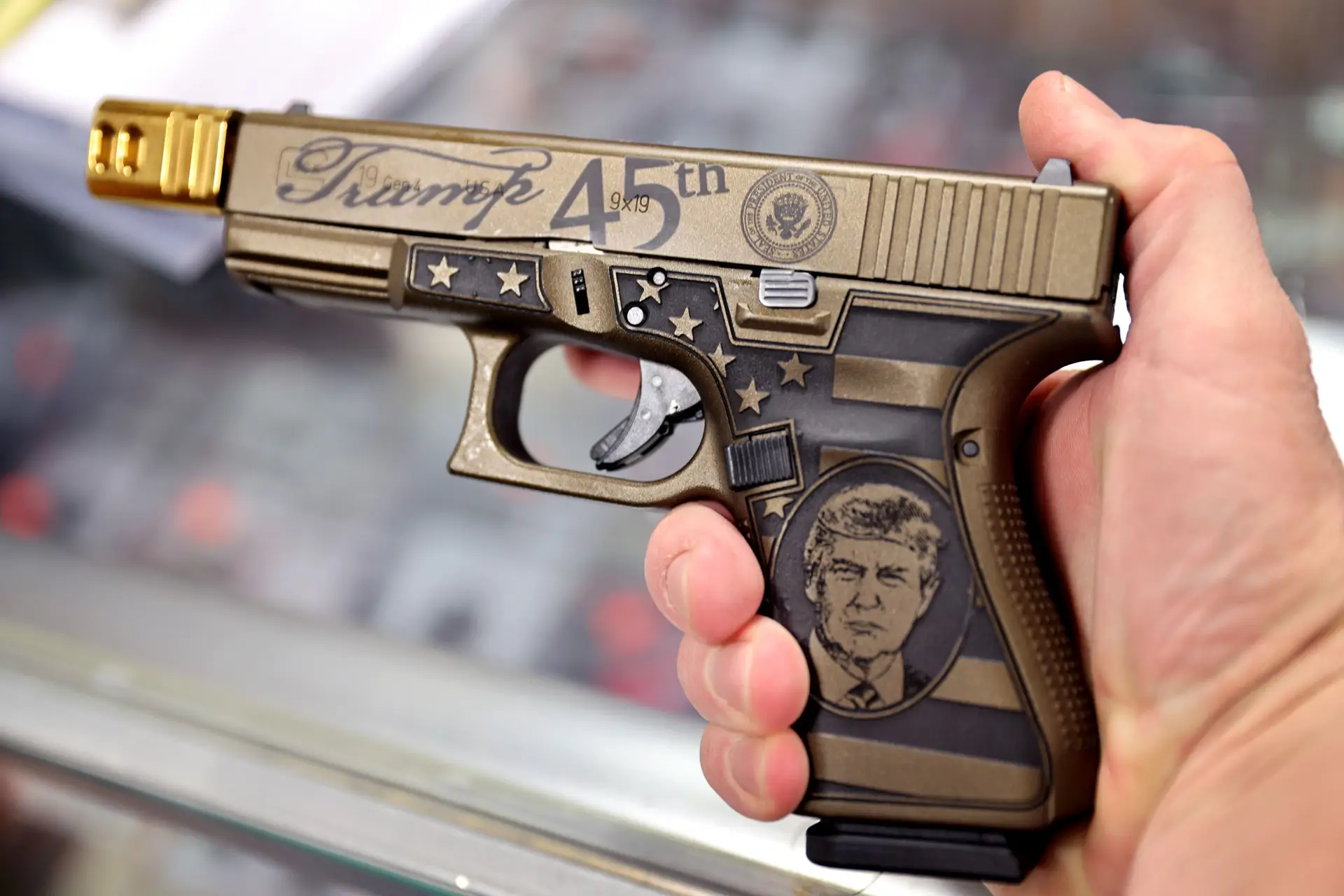 Trump, o "melhor amigo" das armas, fica sem licença de porte e está proibido de comprar