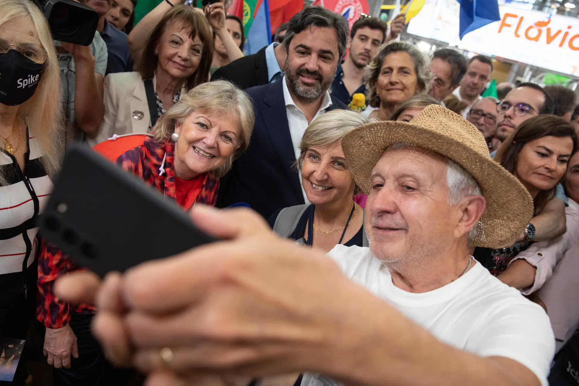 Nas redes sociais, “a política tradicional perde espaço para a política das emoções”