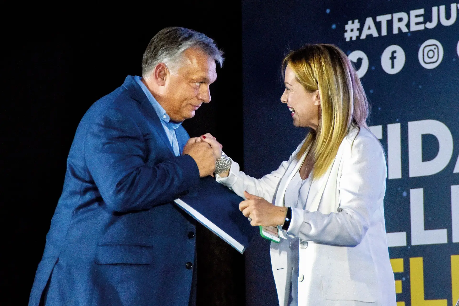 Os primeiros-ministros húngaro, Viktor Orbán, e italiana, Giorgia Meloni, num encontro em Roma