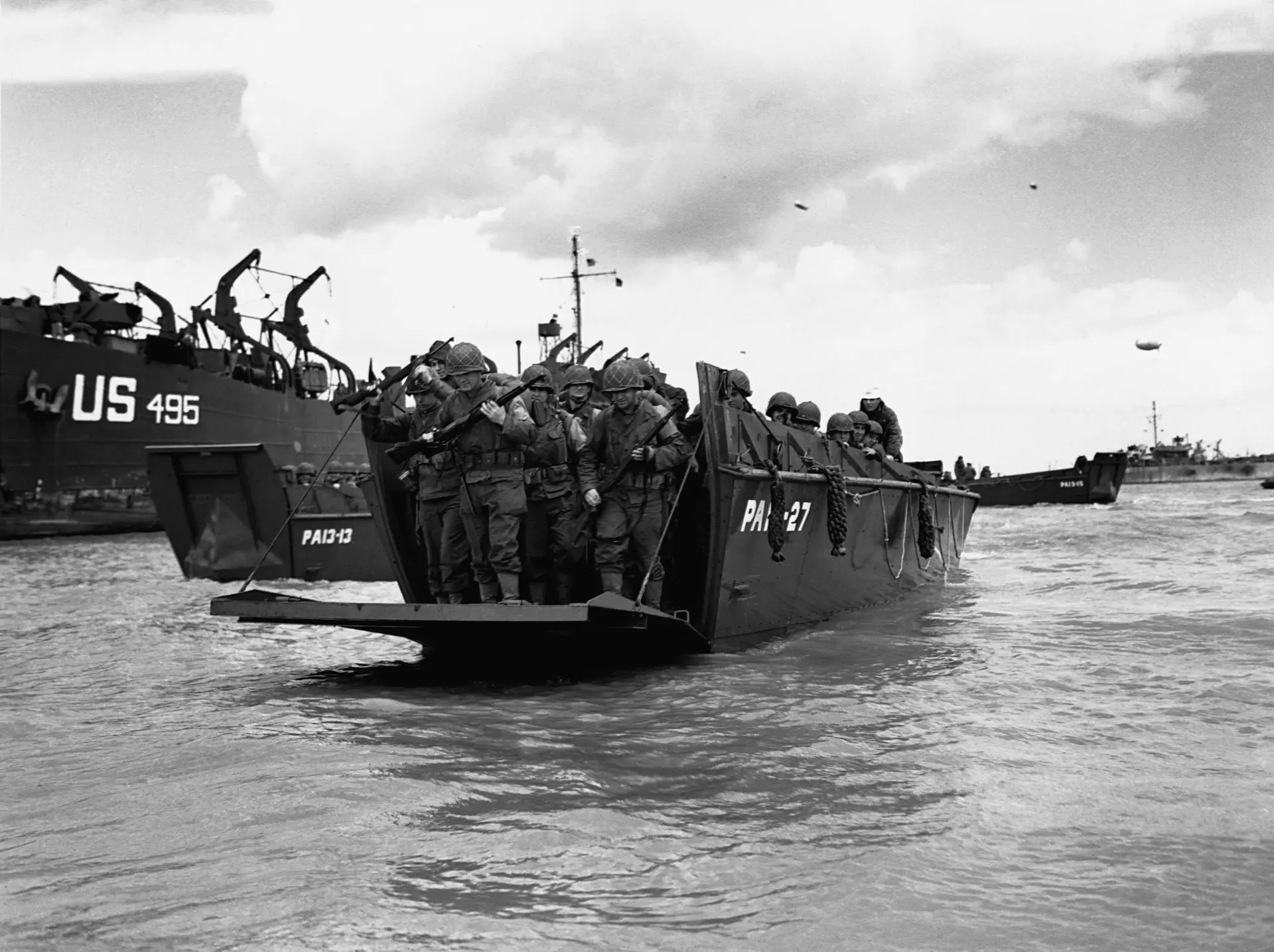 Tropas aliadas prestes a desembarcar na Normandia a 6 de junho de 1944