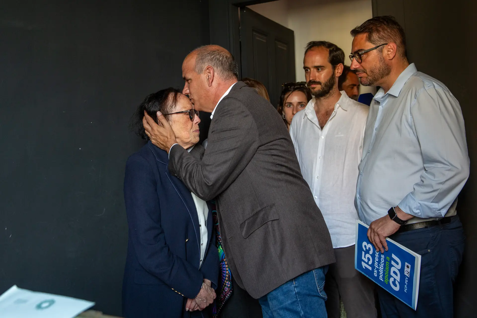 João Oliveira e Mariana Silva, candidatos da CDU para o Parlamento Europeu, e Paulo Raimundo, secretário-geral do PCP visitam a antiga delegação da PIDE/DGS no Porto.