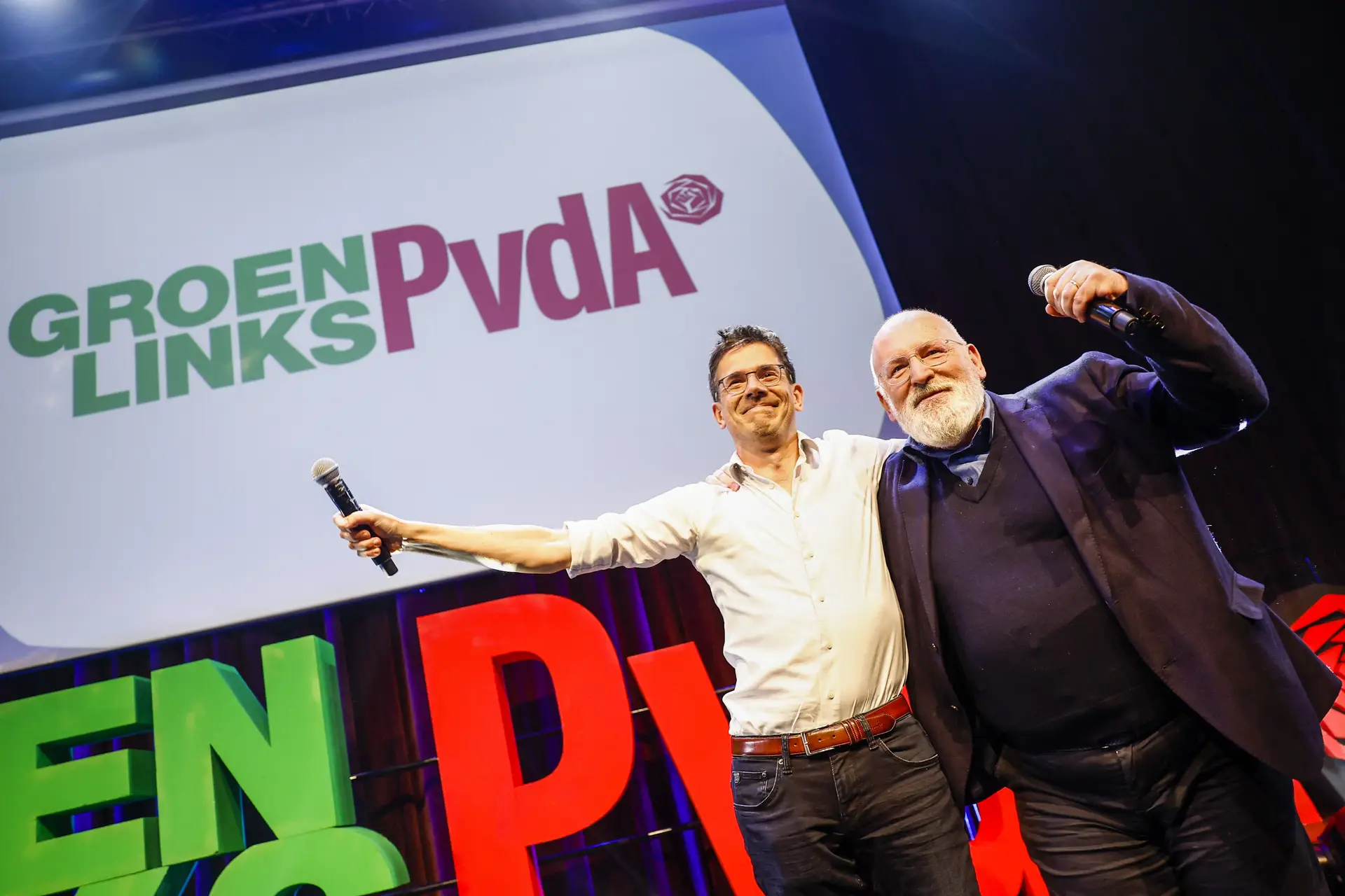 Bas Eickhout, dos Verdes, e Frans Timmermans, dos trabalhistas, celebram o resultado previsto das europeias nos Países Baixos 