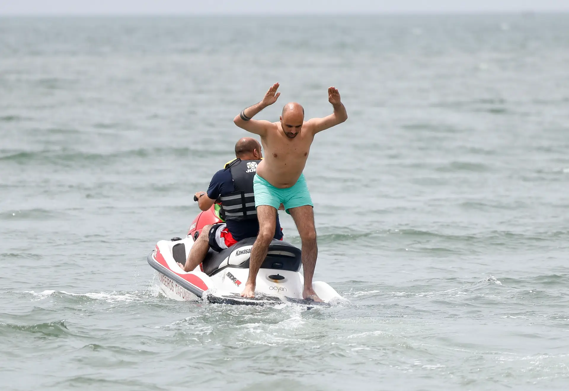 Candidato do PAN alerta para poluição dos rios com mergulho no Tejo