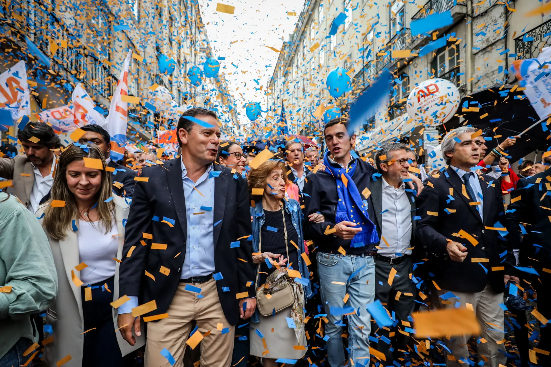 AD fecha campanha com chuva, garantias a Centeno e perguntas a eleitores do PS e do Chega