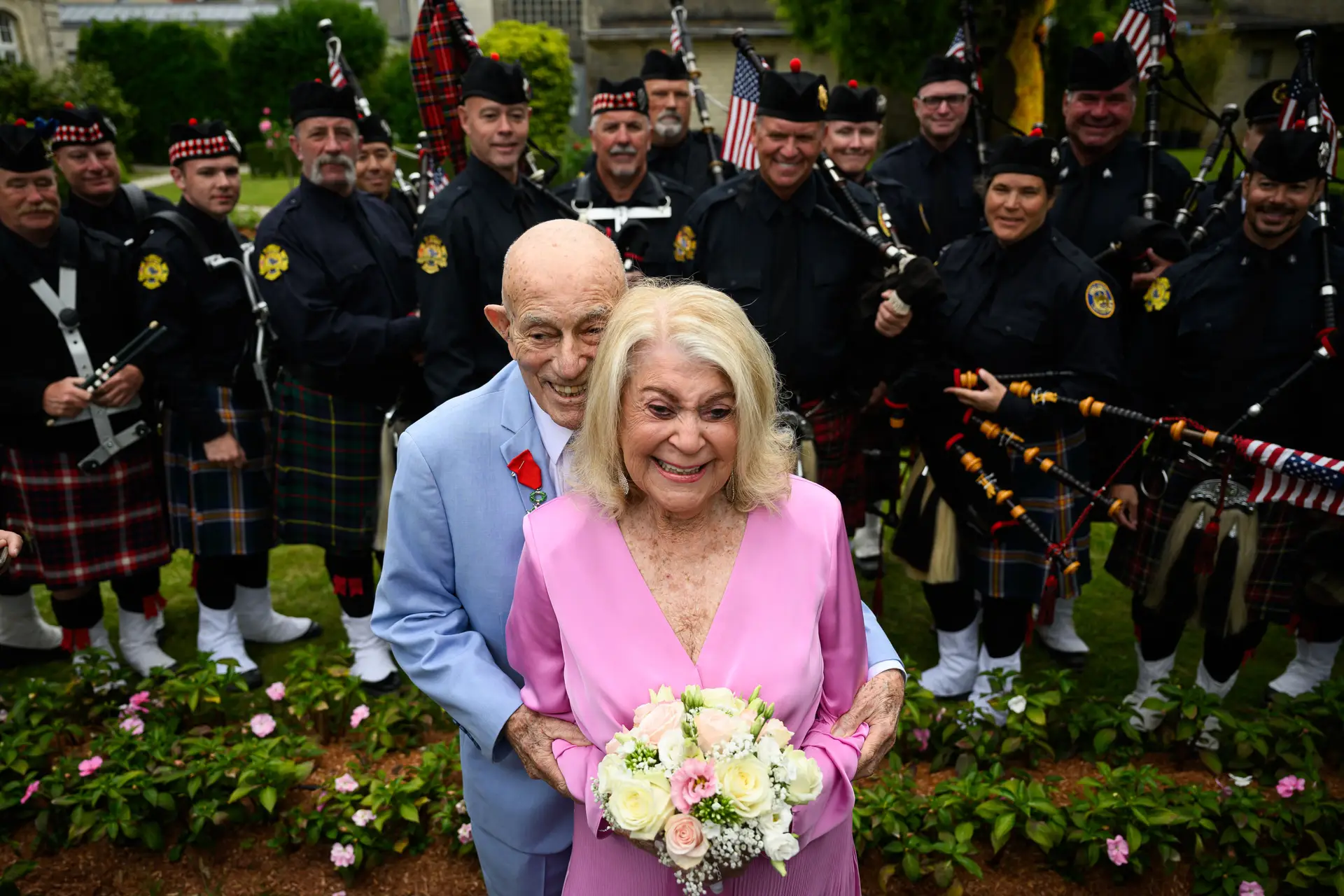 Veterano da II Guerra com 100 anos casou-se com namorada de 96 nas praias da Normandia