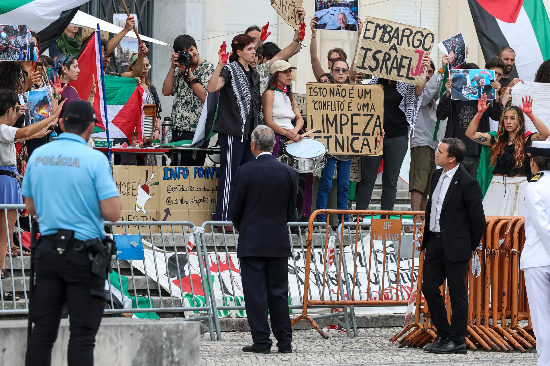 O Presidente da República, Marcelo Rebelo de Sousa, fala com estudantes que se manifestavam a favor do estado da Palestina, à chegada para a sessão das Comemorações do V Centenário do Nascimento de Luís de Camões integrada nas comemorações do Dia de Portugal, de Camões e das Comunidades Portuguesas, na Biblioteca Joanina da Universidade de Coimbra