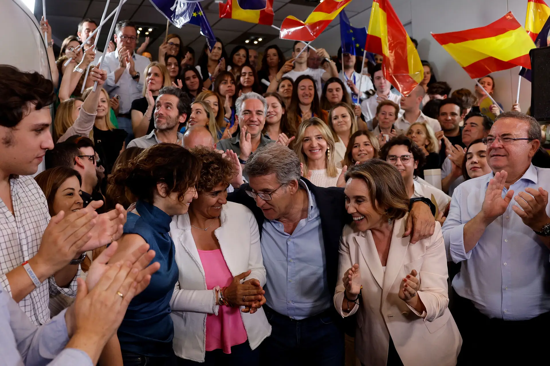 Alberto Núñez Feijóo, líder do PP, celebra a vitória nas europeias com a cabeça de lista Dolors Montserrat (de rosa) e outros companheiros de partido