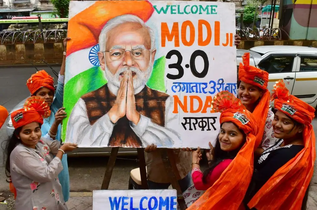 Estudantes de uma escola de Artes de Bombaim saúdam o terceiro mandato de Narendra Modi
