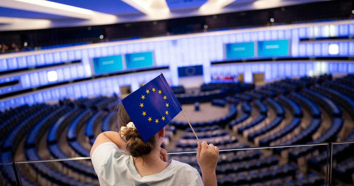 Parlamento Europeu aprova relatório contra “abusos generalizados” para garantir direitos aos estagiários