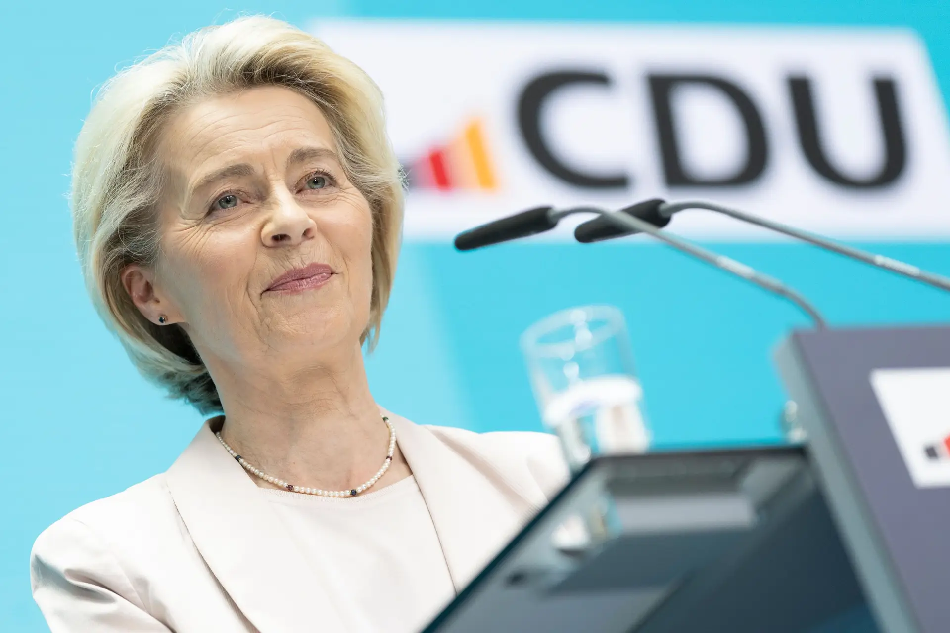 Von der Leyen aberta a pactos que assegurem a sua reeleição