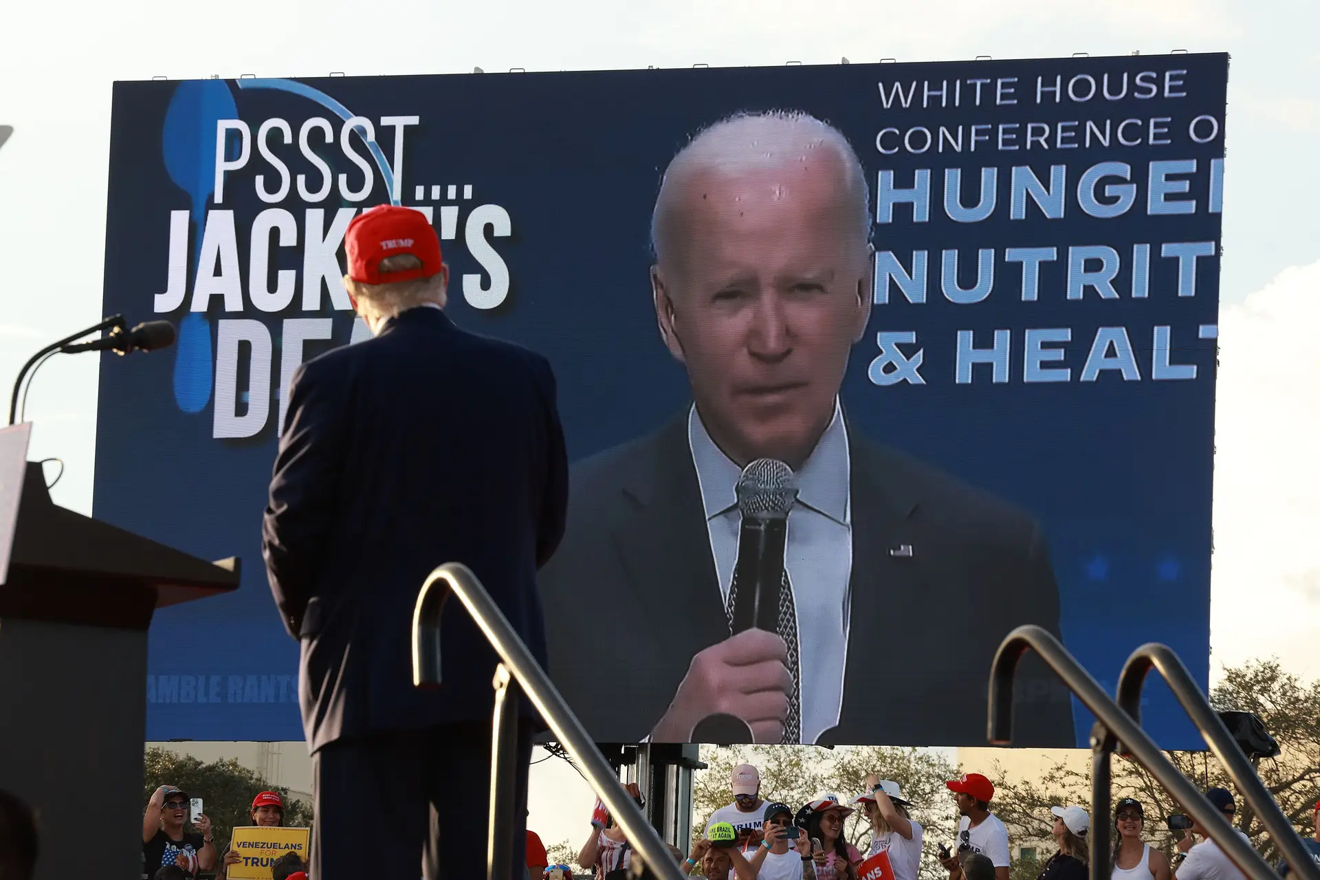 Donald Trump a ver um vídeo de Joe Biden