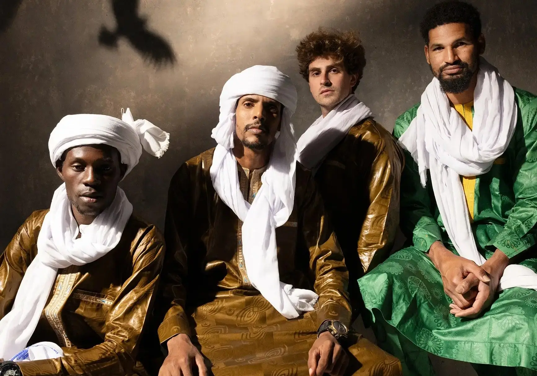 A banda de Mdou Moctar (à dir.), em “Funeral for Justice”. O guitarrista atua no festival Vodafone Paredes de Coura a 16 de agosto