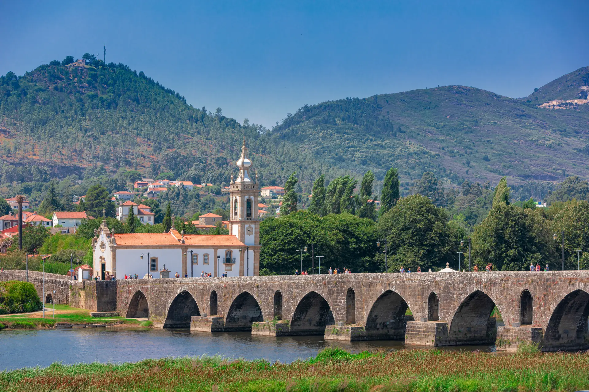 Na vila jardim de Ponte de Lima há brindes com vinho verde, sarrabulho e passeios entre o rio e a natureza