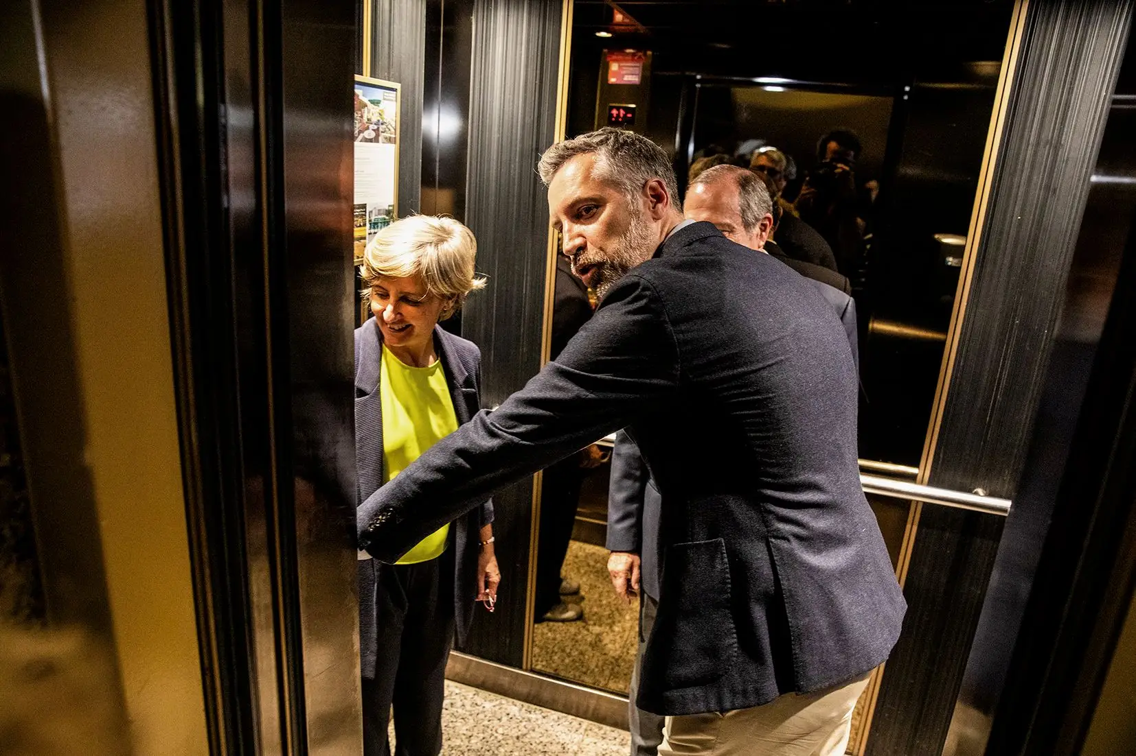 Gente na noite eleitoral: um elevador que sobe pouco e uma cadeira ainda quente