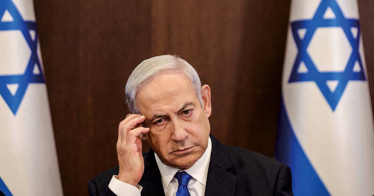 Dois terços dos israelitas defendem que Benjamin Netanyahu deve abandonar a política