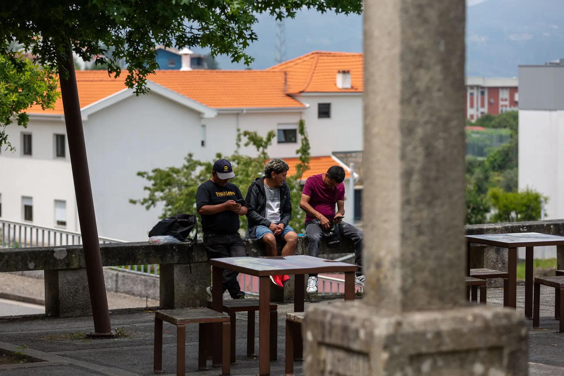 “Meia dúzia de meses e tanta cara diferente”. Reportagem no concelho a norte de Lisboa com mais trabalhadores imigrantes