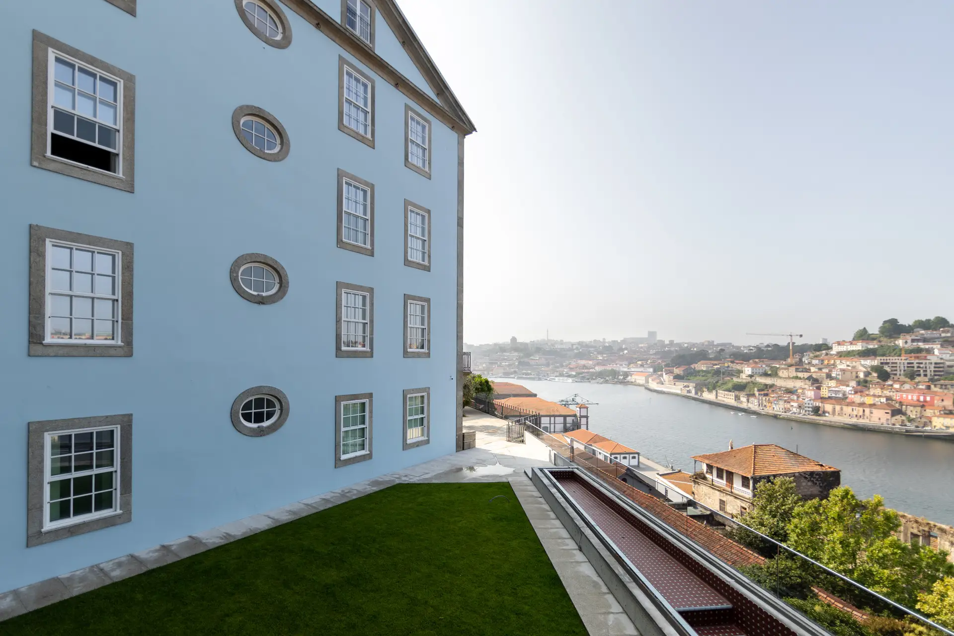 Con impresionantes vistas del Duero y Oporto, esta lujosa casa de huéspedes es también una galería de arte.