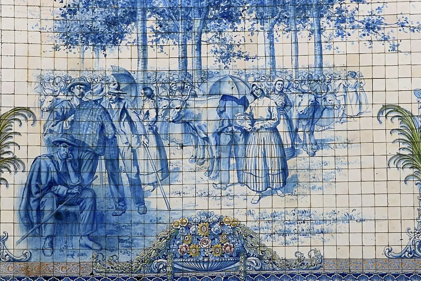Os painéis de azulejos do Rossio incluem cenas de feirantes. Da autoria de Joaquim Lopes, foram feitos em 1930, na fábrica do Agueiro, em Gaia