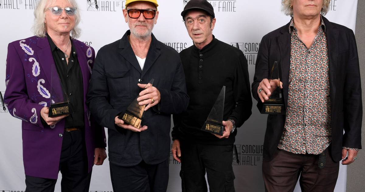 The surprise 'Losing My Religion' REM play together 15 years later and