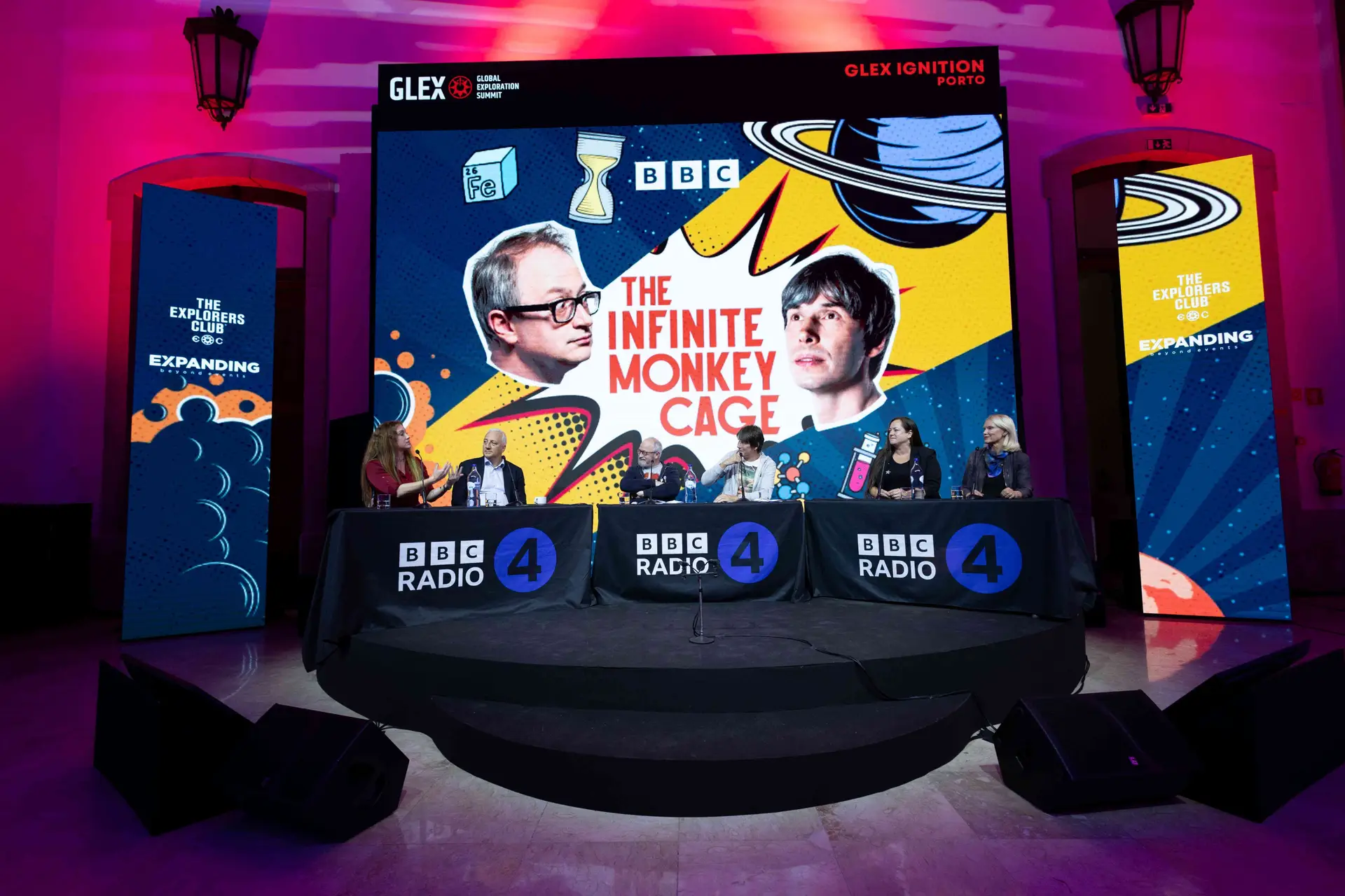 Um dos destaques do primeiro dia foi a gravação ao vivo do podcast da BBC "The Infinite Monkey Cage", do físico Brian Cox e do comediante Robin Ince